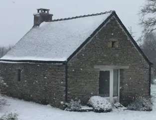 Photo — Pradennou, 2008 : La petite maison sous la crèche