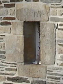 Photo — Pradennou, 2014 : Fenêtre avec pierre gravée indiquant la fondation en 1790